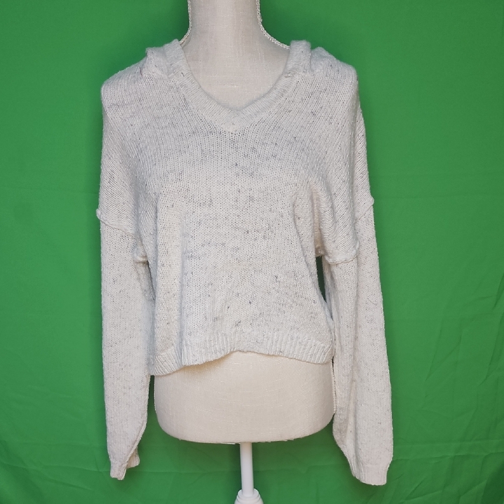 Universal Thread Cream V-Neck Sweater